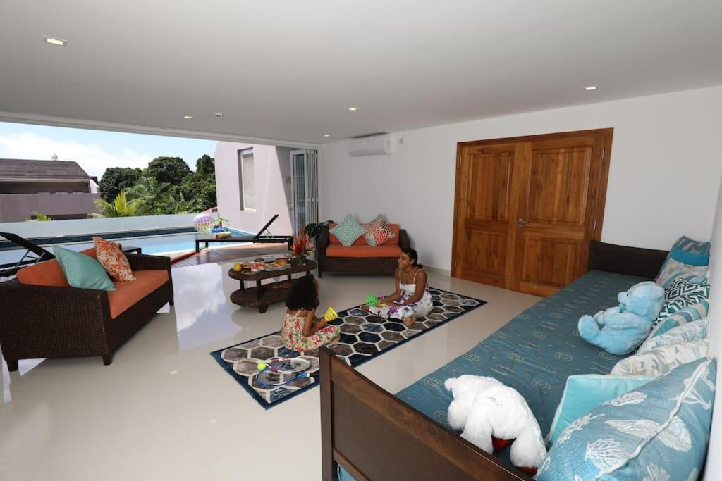 Private Double Bedroom With Ensuite In Shared Deluxe Pool Villa By Cliffhanger Misere Exterior foto